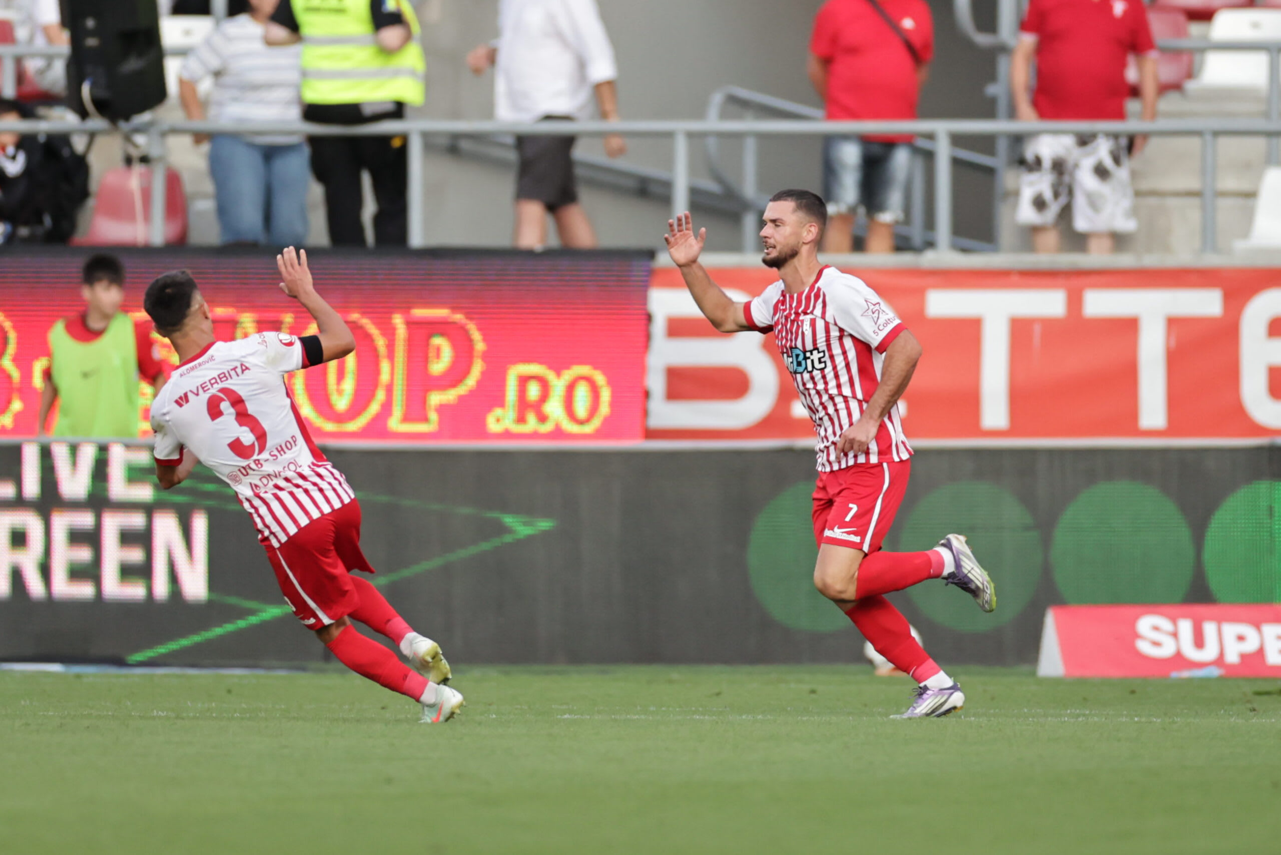 Jucător român în acțiune pe terenul de fotbal