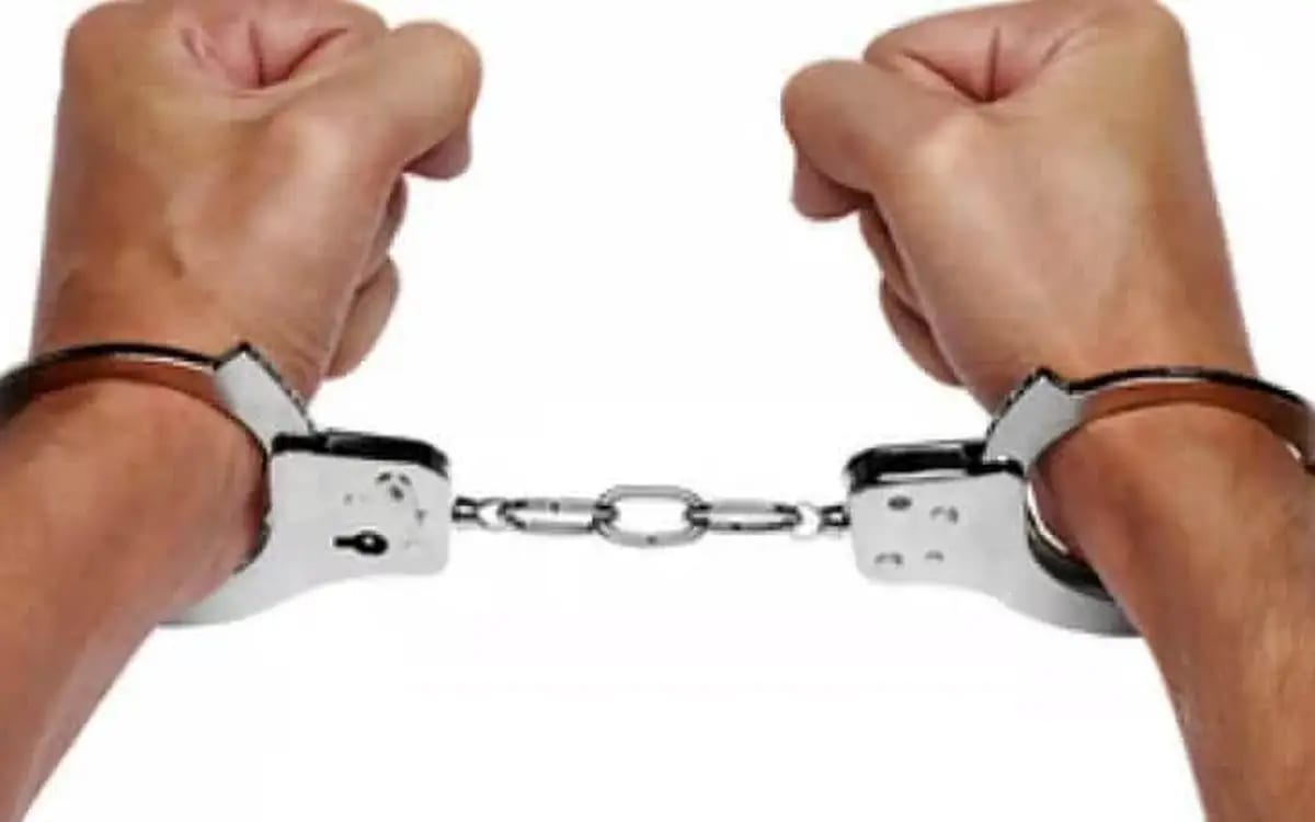 Polițist în uniformă verificând un șofer în trafic, Câmpeni, România