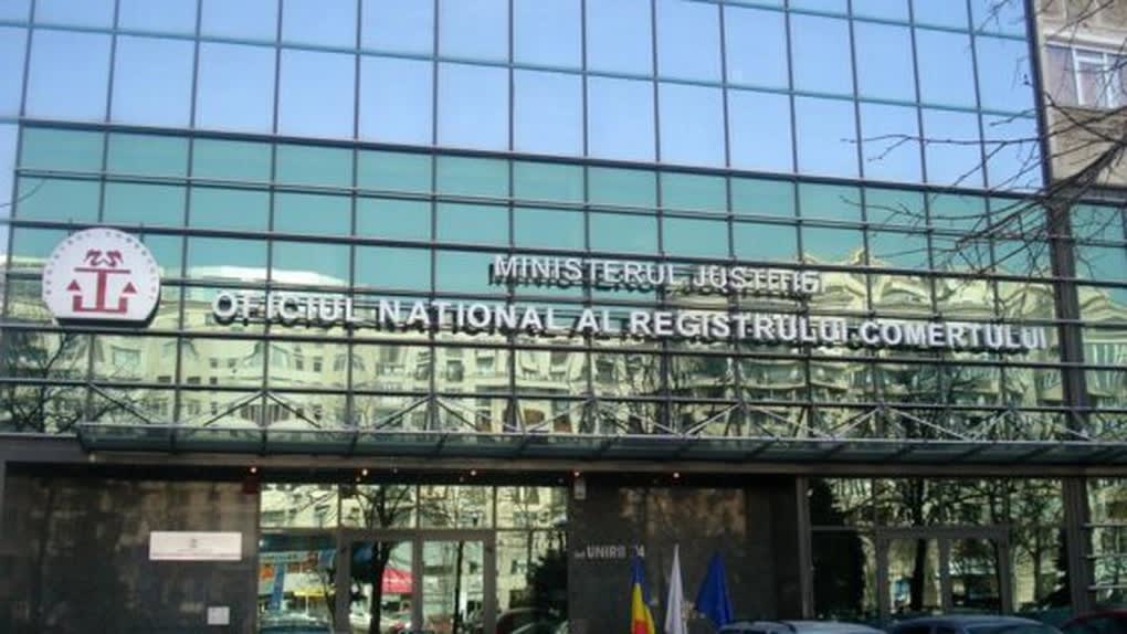 Clădire de birouri și oameni de afaceri în discuție