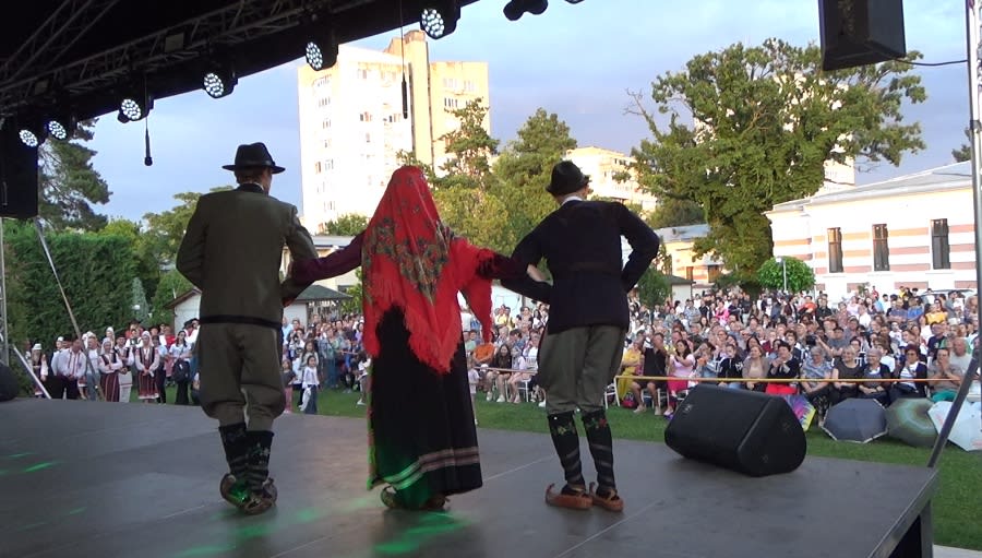 Ansambluri folclorice din diverse țări în parada festivalului la Buzău