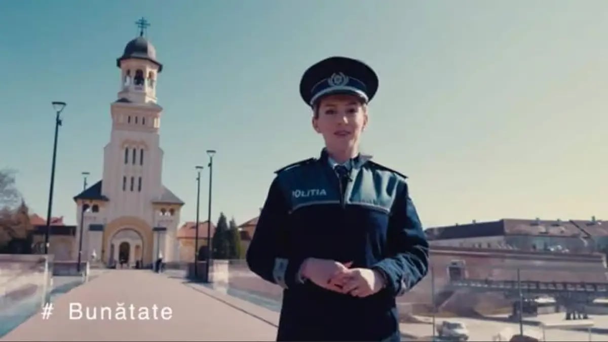 Uniformă polițist român cu însemne de grad