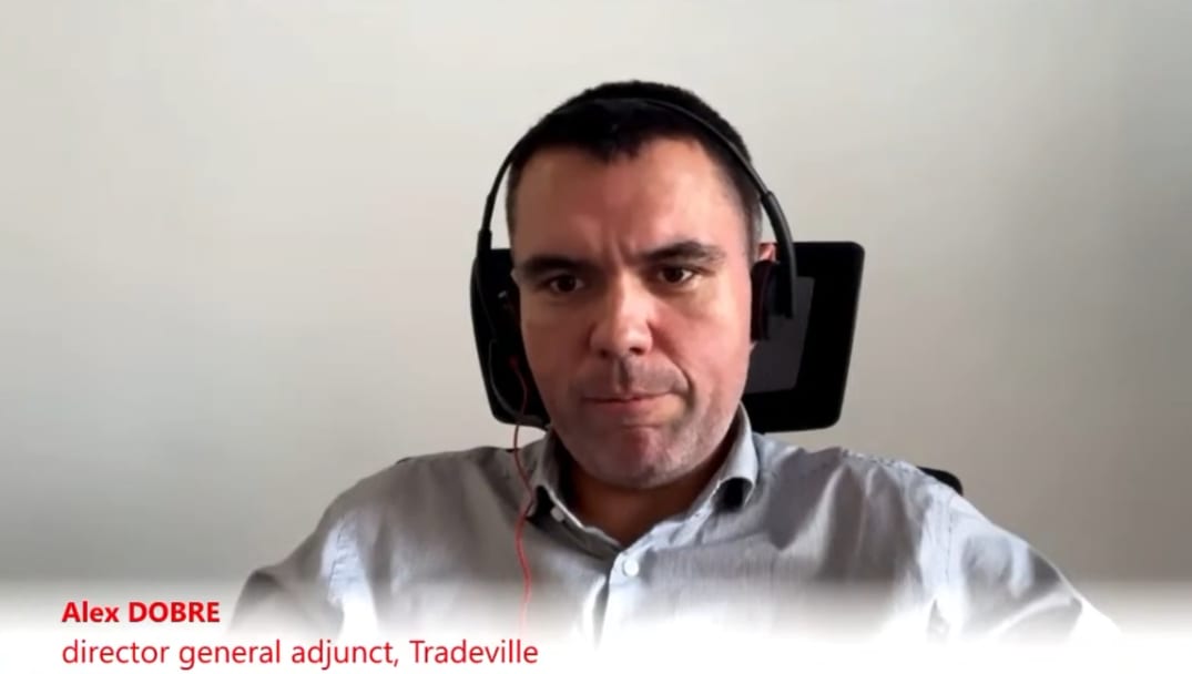 Analist financiar explicând evoluția Bursei de Valori București