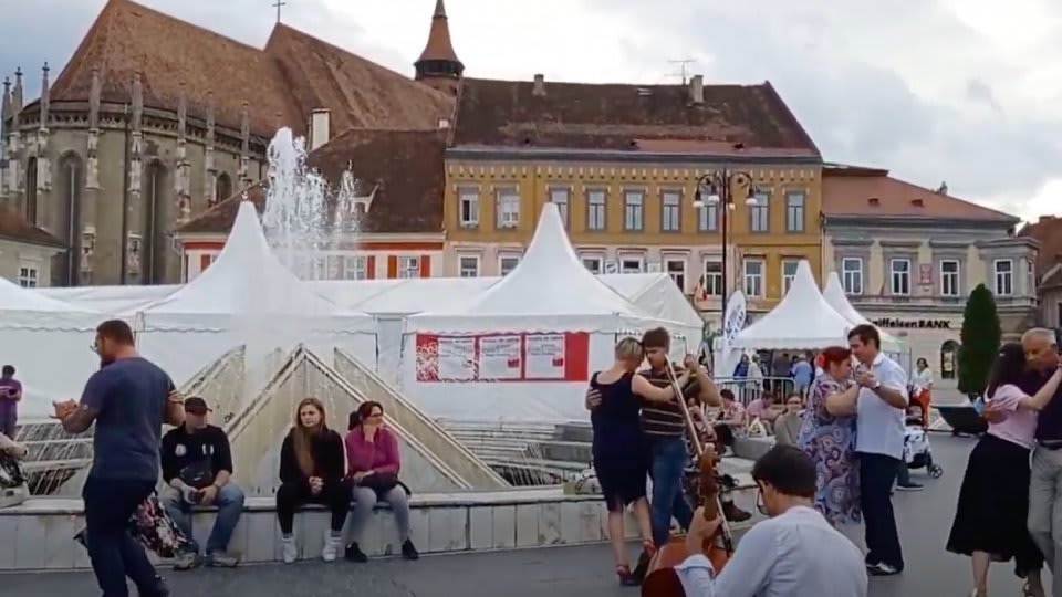 Turiști pe plajă și în munți în vacanța de vară 2026
