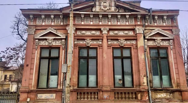 Casa veche din București cu decoruri eclectice și elemente arhitecturale de sfârșit de secol XIX