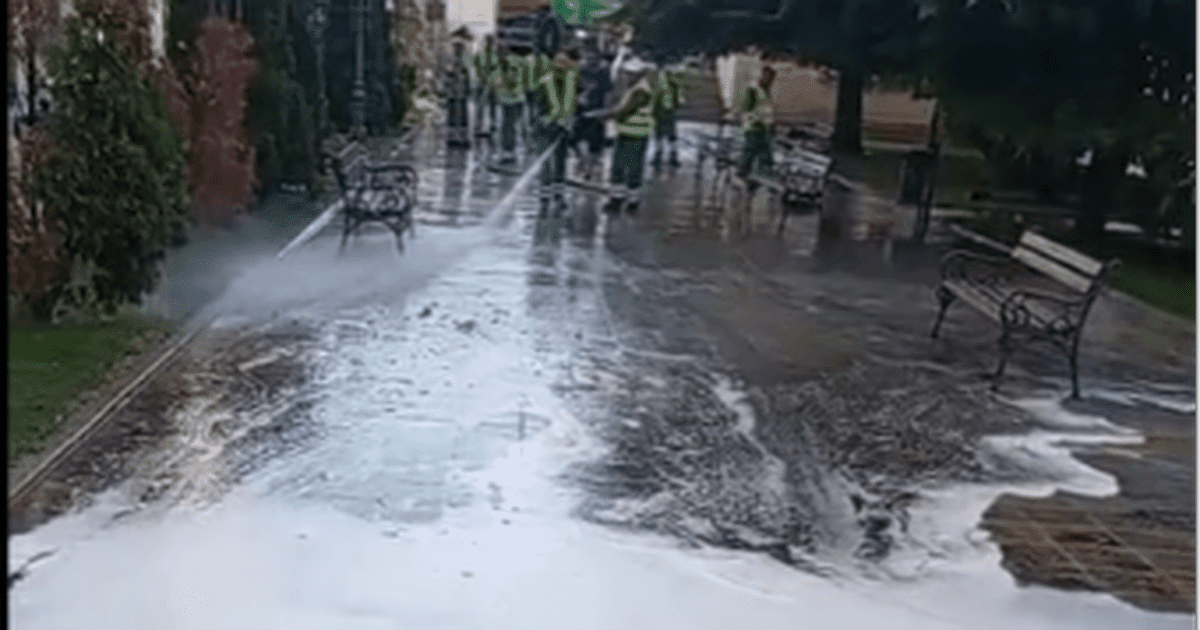 Piața Unirii din Iași în timpul curățeniei