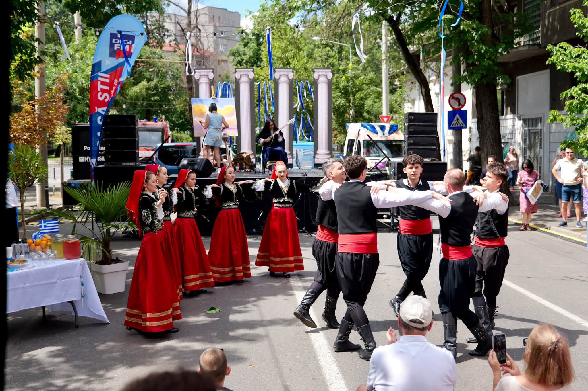 Sute de bucureșteni dansează și se bucură de tradițiile grecești pe Bulevardul Ferdinand I