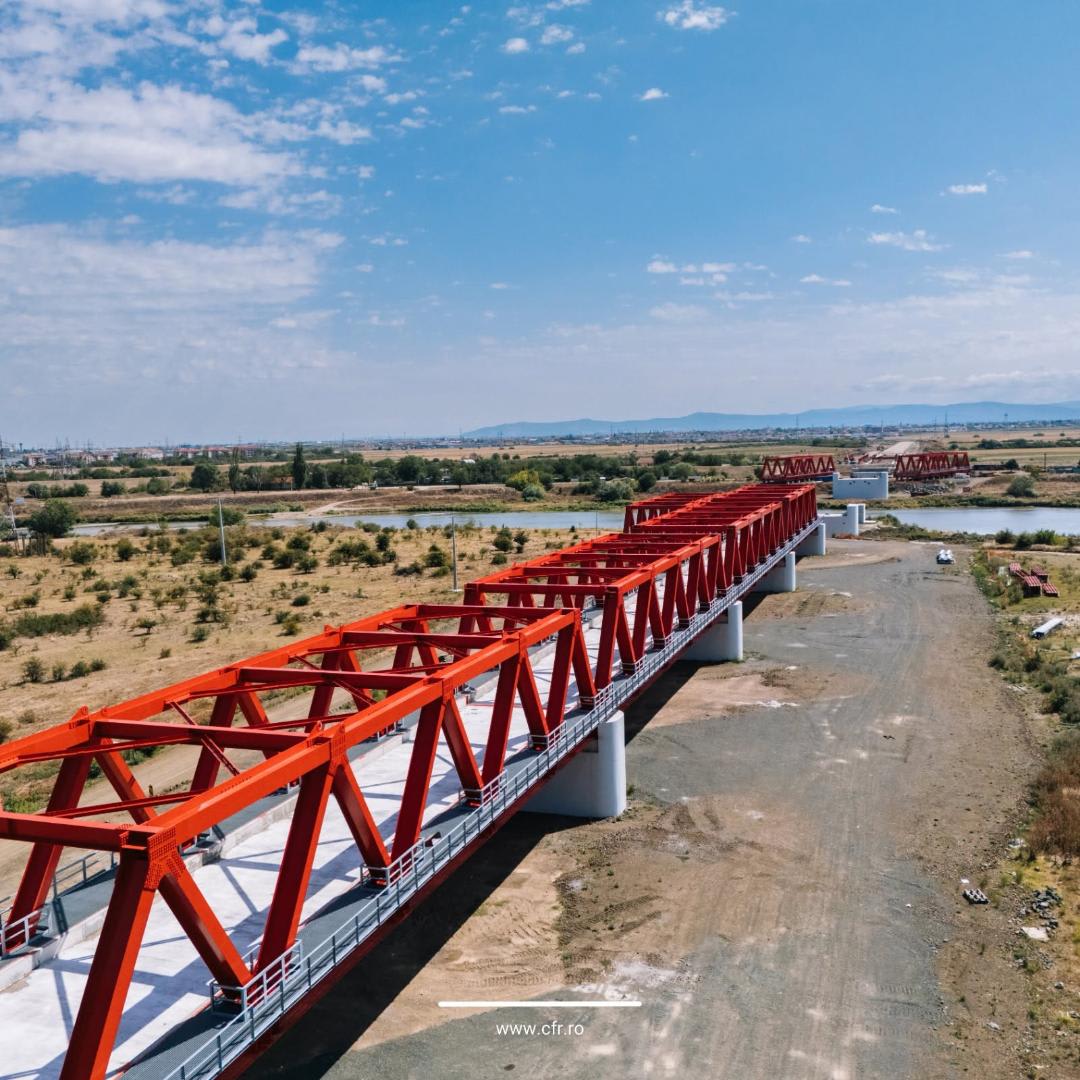 Lucrări de modernizare cale ferată în România, șantier cu utilaje și muncitori