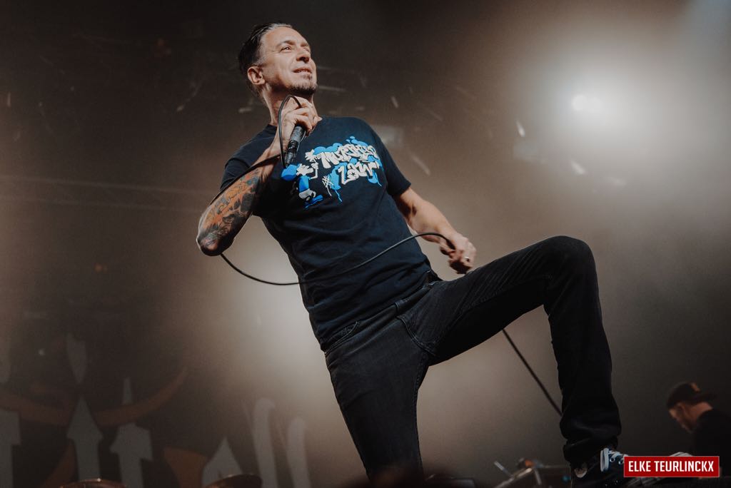 Lou Koller, solistul trupei Sick of It All, în timpul unui concert