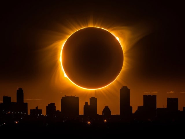 Persoane cu ochelari speciali privind eclipsa totală de Soare în România