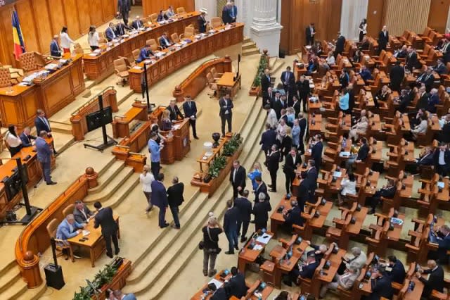 Parlamentari în ședință de vot în Parlamentul României