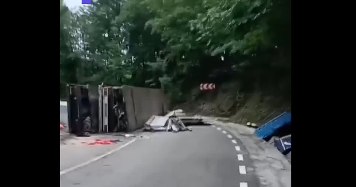 TIR răsturnat pe carosabil în zona Pârâul Rece, intervenție de degajare