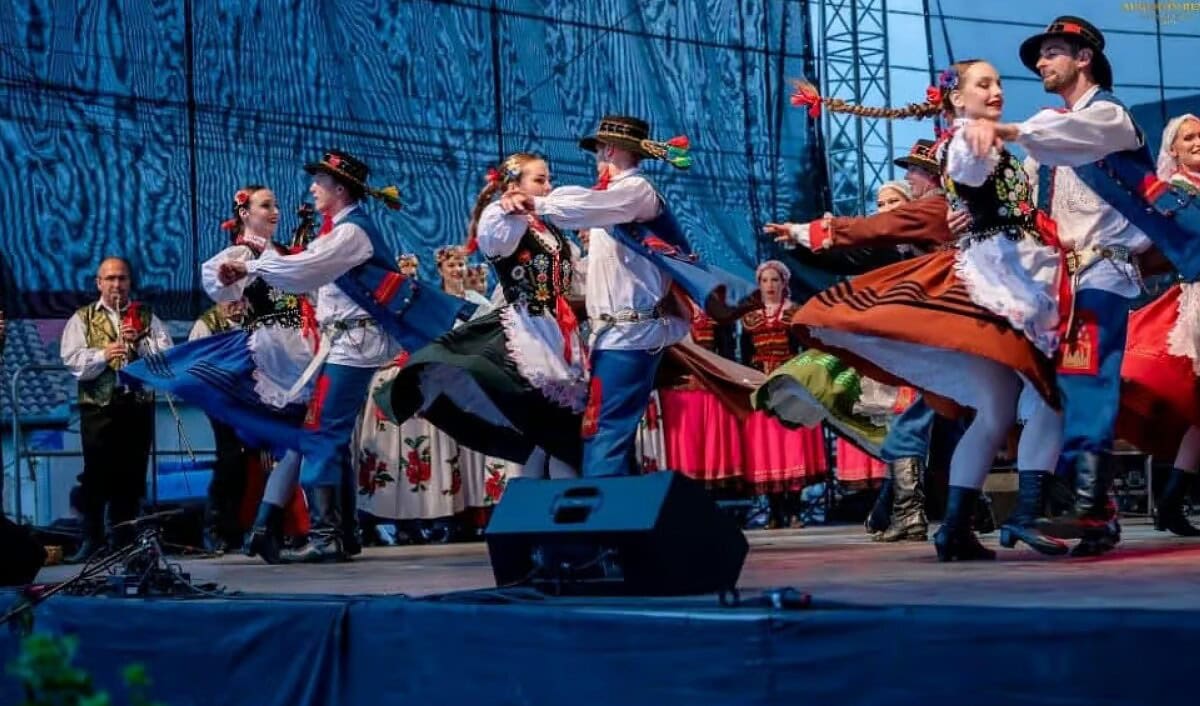 Ansambluri folclorice din diferite țări în spectacol la Aiud