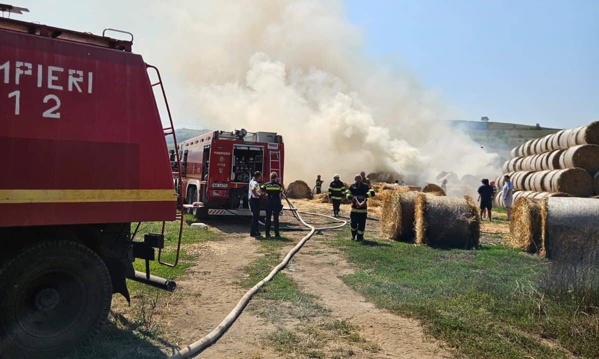 Pompieri din Sebeș stingând un incendiu la baloți de paie în Petrești