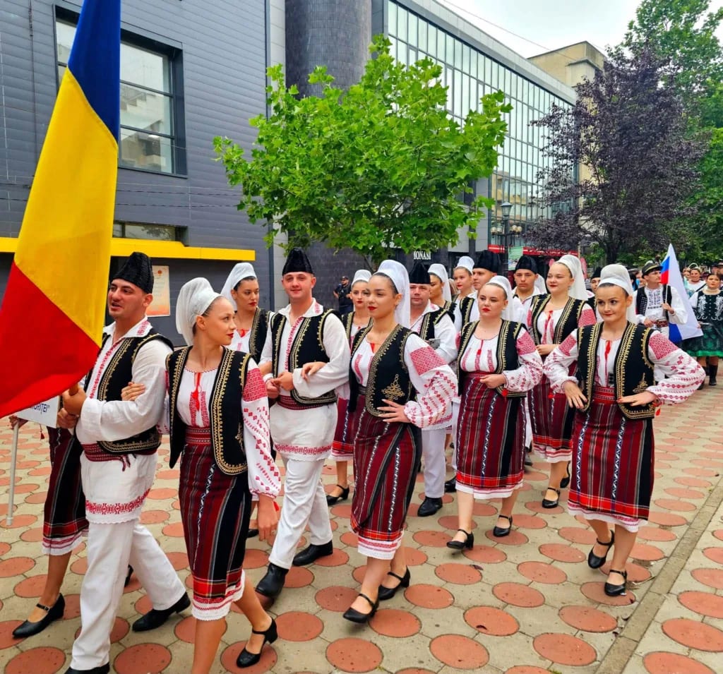 Ansambluri din diferite țări în parada costumelor tradiționale la Râmnicu Sărat