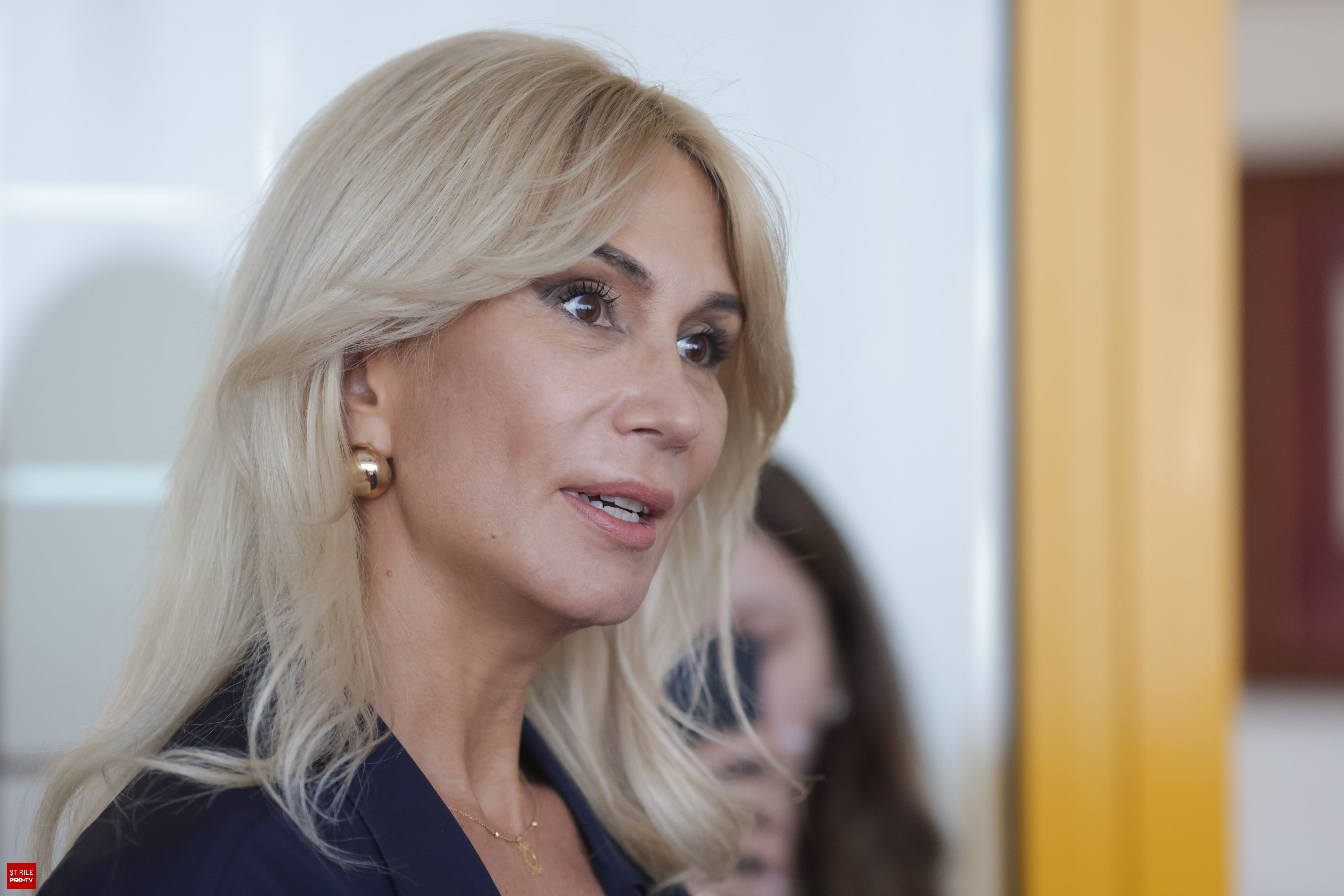 Raluca Turcan criticând PSD în timpul unei conferințe