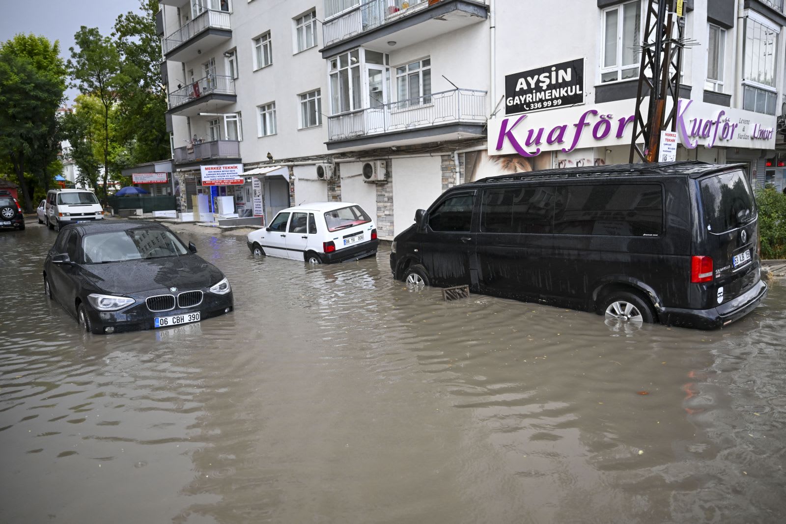 Inundații în Ankara după ploaie torențială, trafic blocat