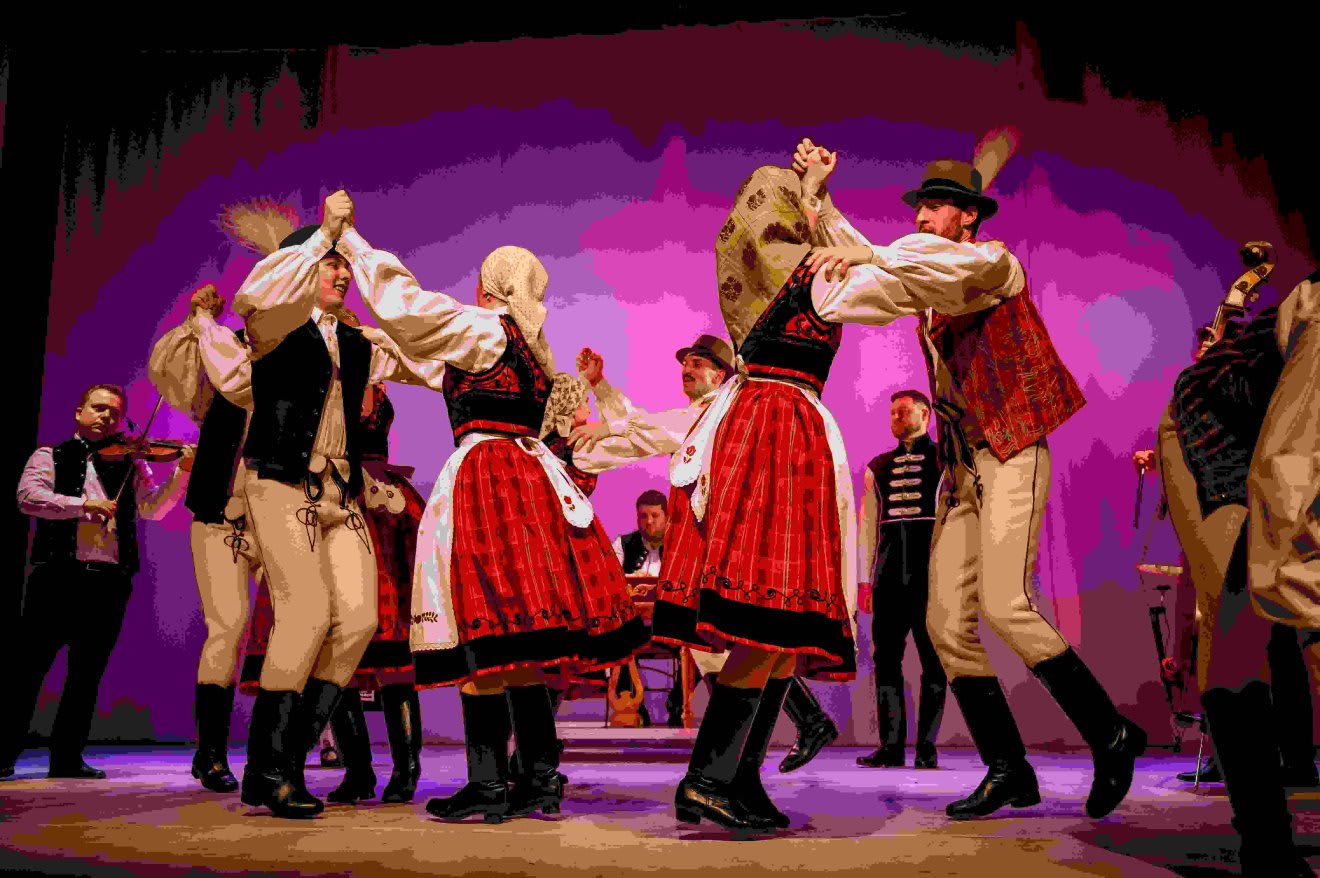 Teatrul Bekecs Táncszínház în acțiune pe scena din Vlăhița