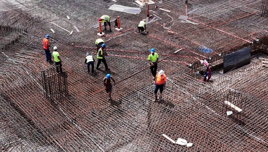 Șantierul RIVUS din Cluj-Napoca cu muncitori și structuri în construcție