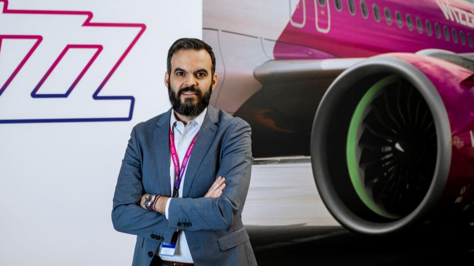 Avion Wizz Air decolând de pe aeroport, pasageri cu bagaje de cabină
