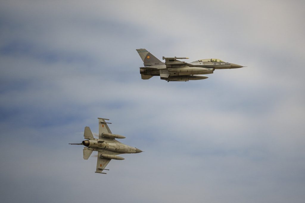 Avion F-16 interceptând o dronă deasupra României