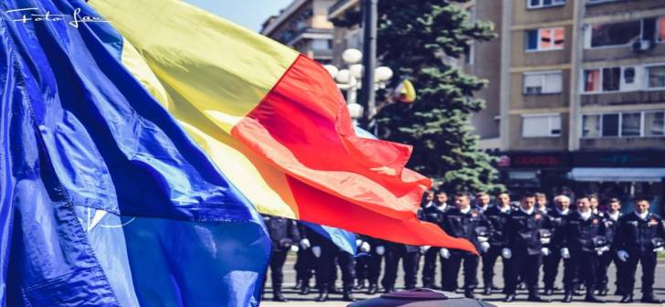 Militari defilând cu drapelul de luptă în Piața Libertății, Timișoara