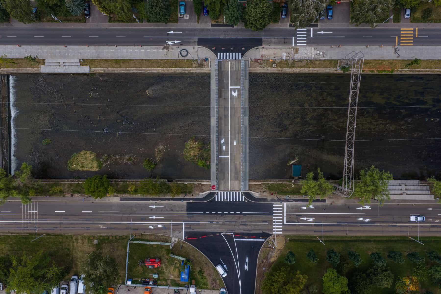 Pod provizoriu peste Someș în timpul lucrărilor, cu marcaje rutiere și structură metalică