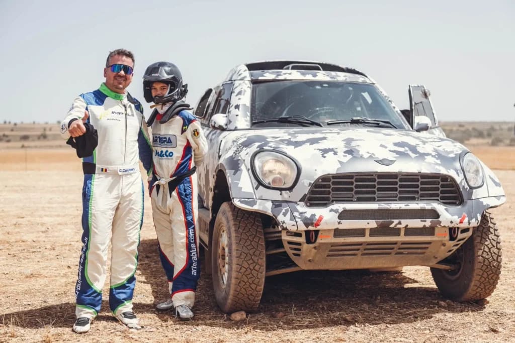 Pilot băcăuan Costel Cășuneanu cu fiica sa în mașină de rally raid