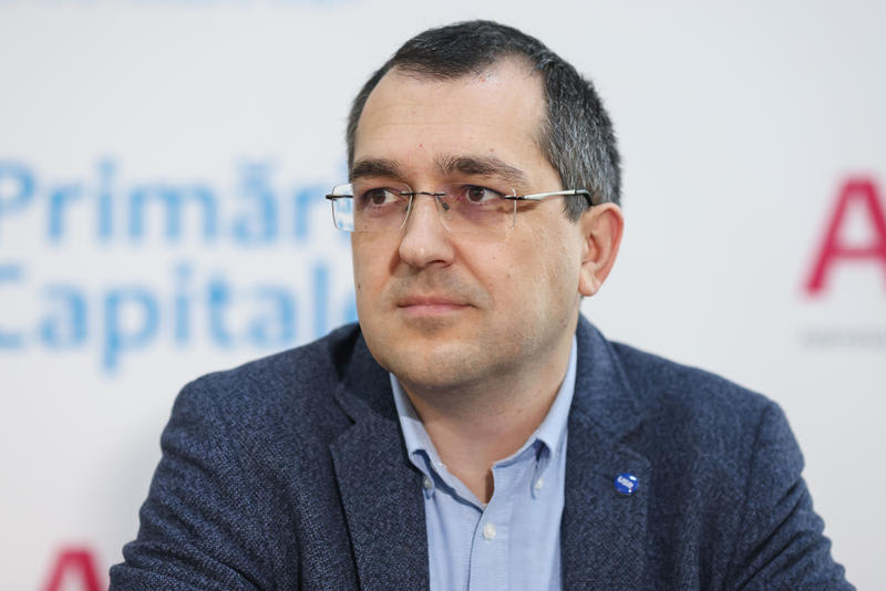 Vlad Voiculescu criticând situația posturilor din spitale