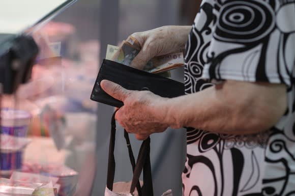 Pensionari clujeni primind indemnizații sociale în fața casei de pensii Pensionari clujeni primind indemnizații sociale în fața casei de pensii