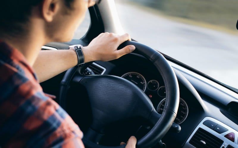 Șofer cu permis suspendat în trafic, indicator rutier
