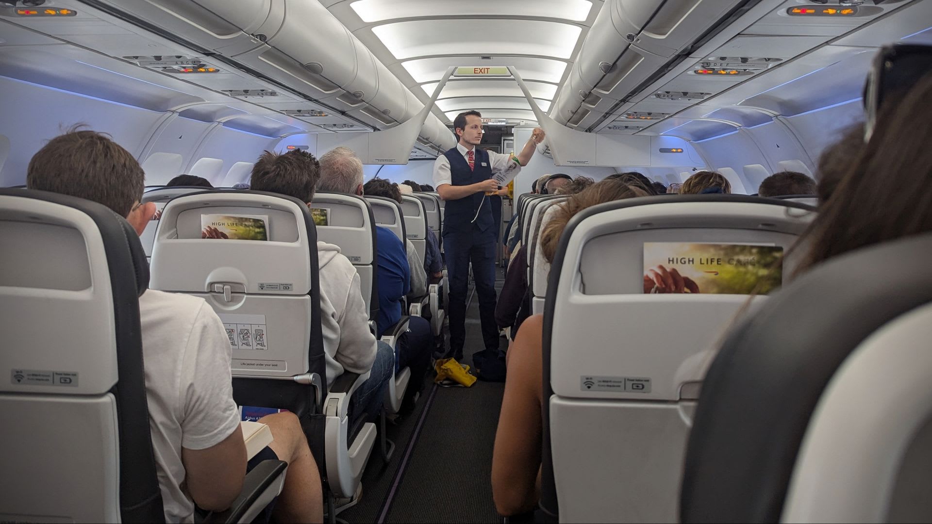 Portofel uitat în avion, tracker Bluetooth și aeroport