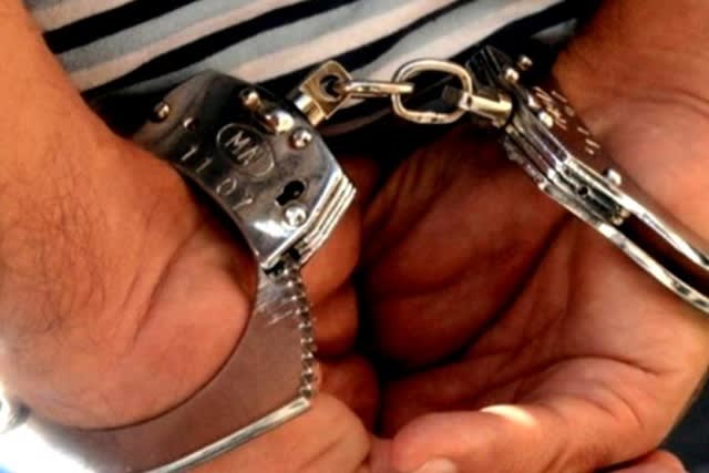 Polițiști brașoveni reținând suspect după agresiune