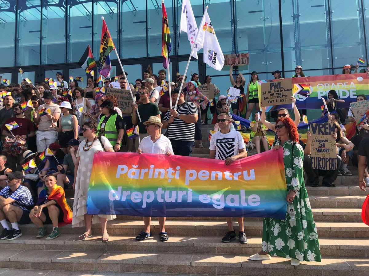 Participanți la marșul Pride din Oradea, susținând drepturile comunității LGBT