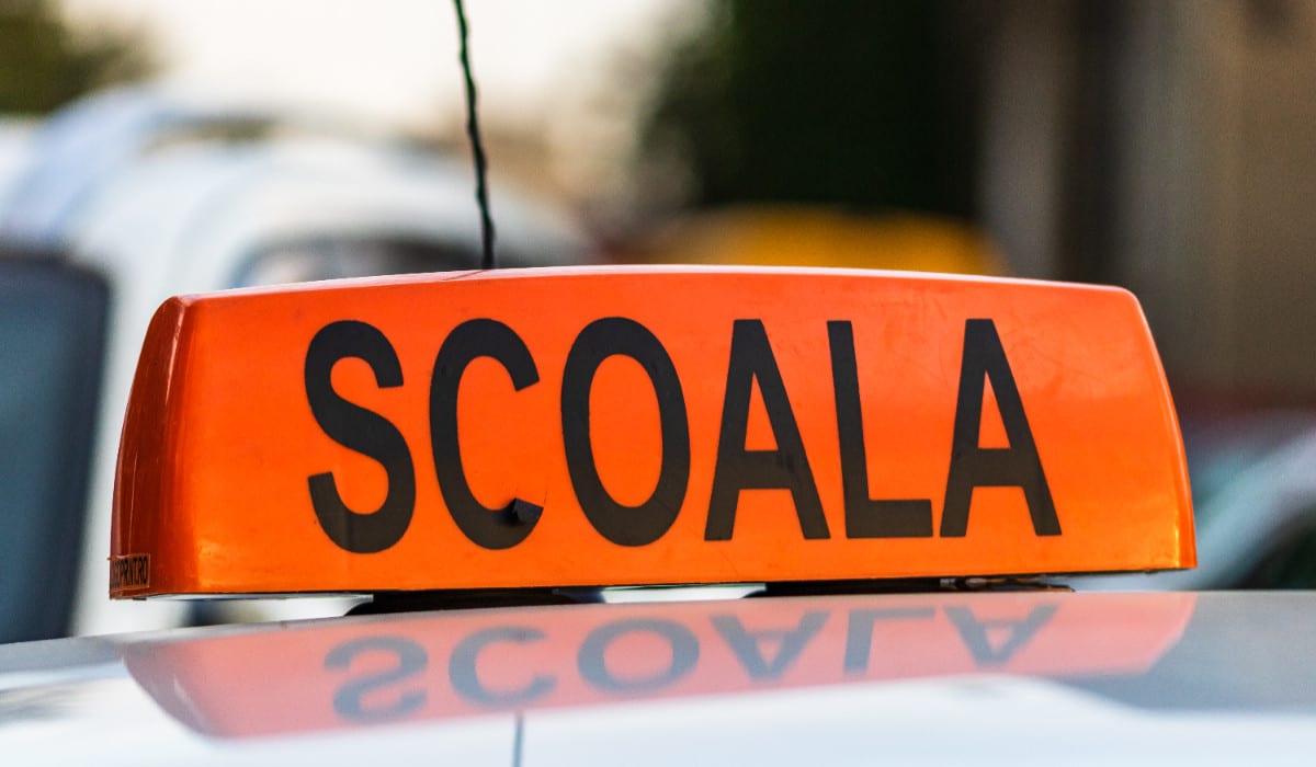 Polițiști în acțiune în timpul perchezițiilor la școli de șoferi din București