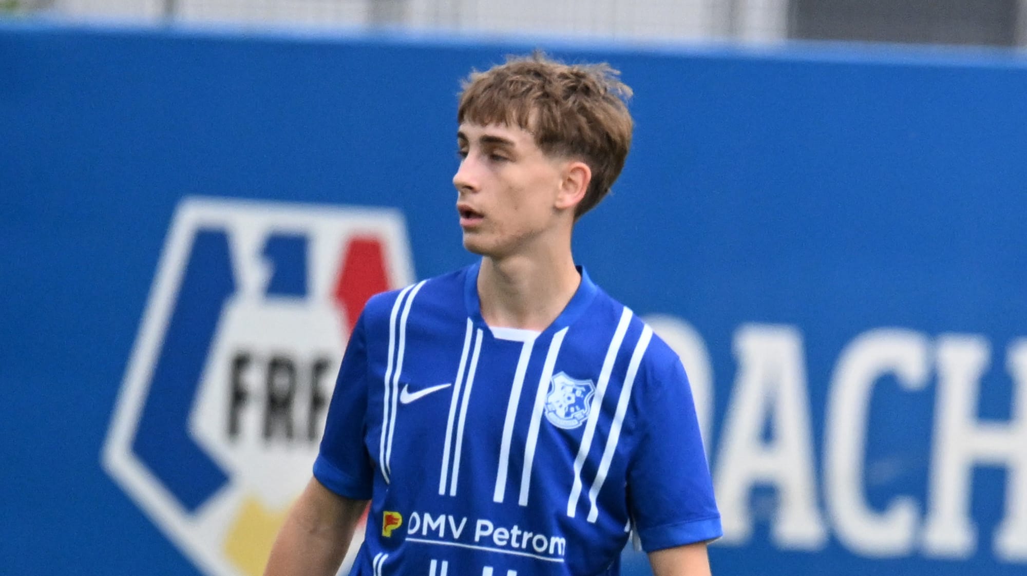 Jucător de fotbal de 17 ani înscrie un gol de la 60 metri