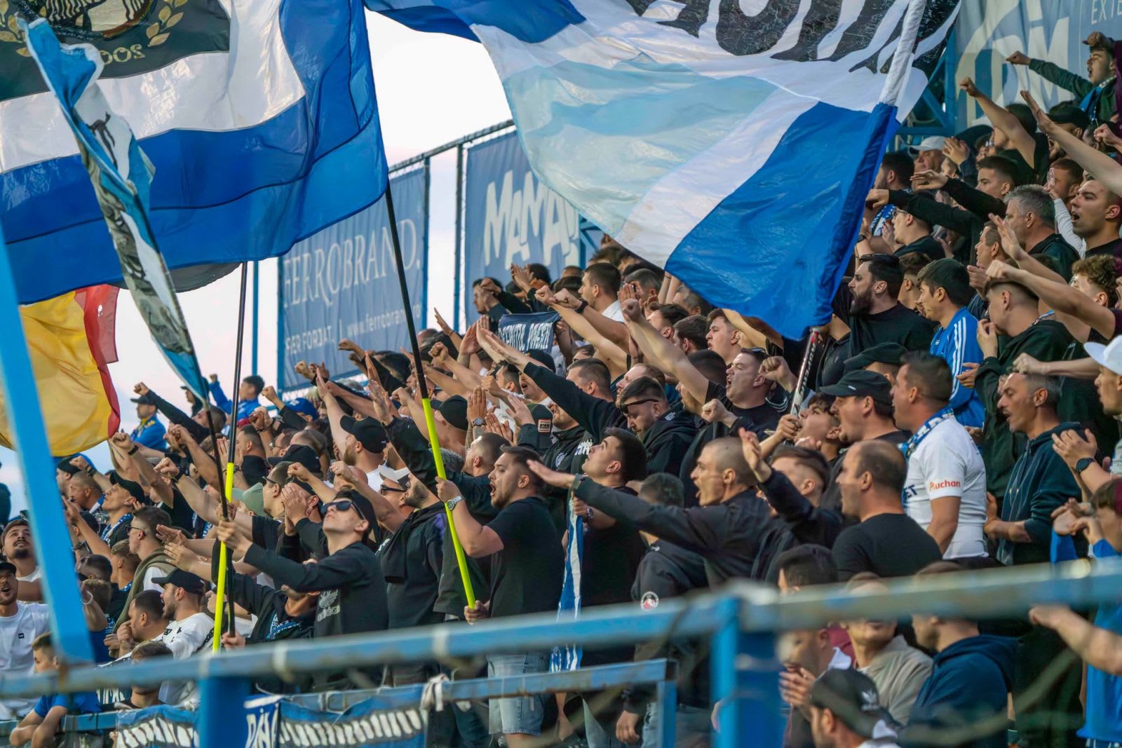 Fotbal echipe în meci pe stadionul Farul, scor 2-0, gol din propria jumătate
