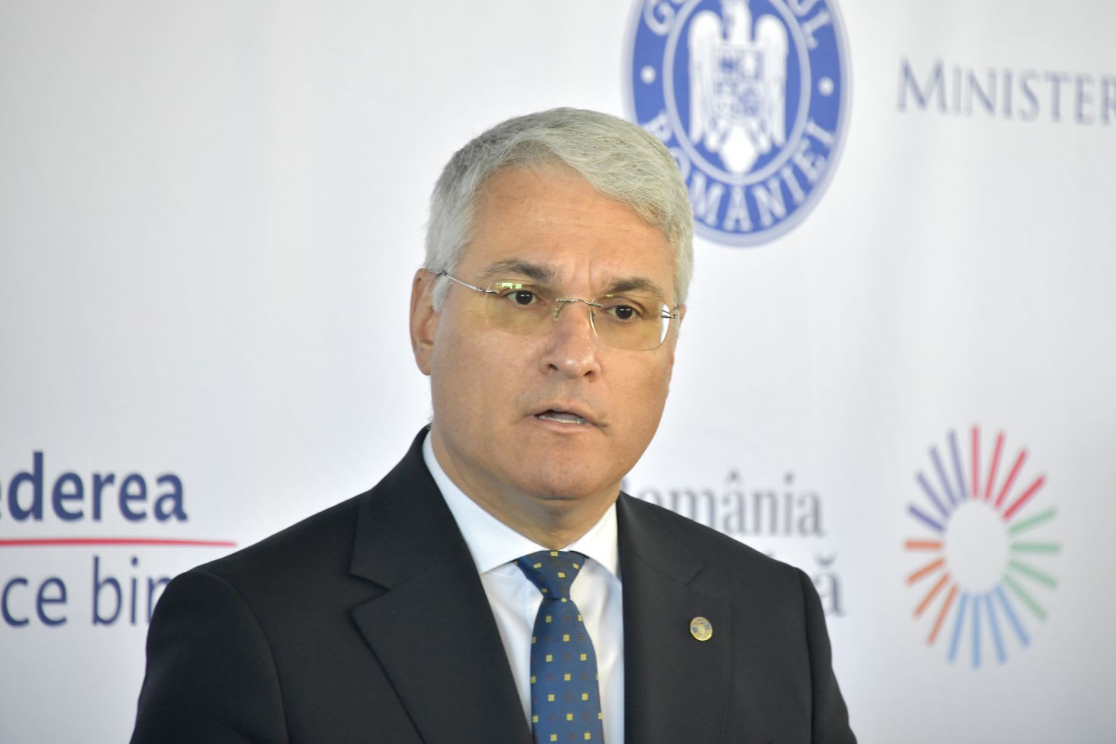 Dragoș Pîslaru la o conferință de presă