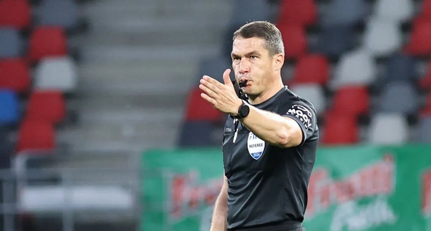 Istvan Kovacs arbitru român în timpul meciului Dinamo - Craiova, huiduit la încălzire