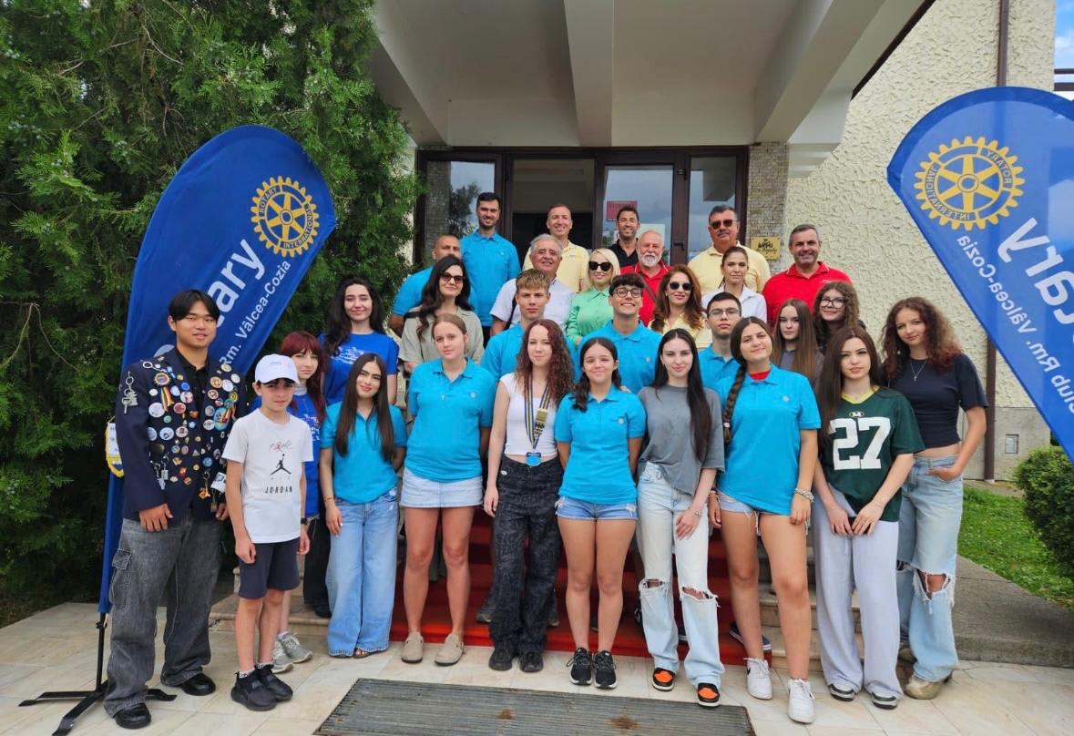 Tineri participanți la Rotary Summer Camp în județul Vâlcea