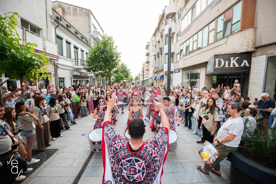 Spectacol de teatru stradal și parade în Constanța și Mamaia