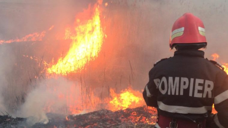 Pompieri în acțiune la incendiu în Câmpulung