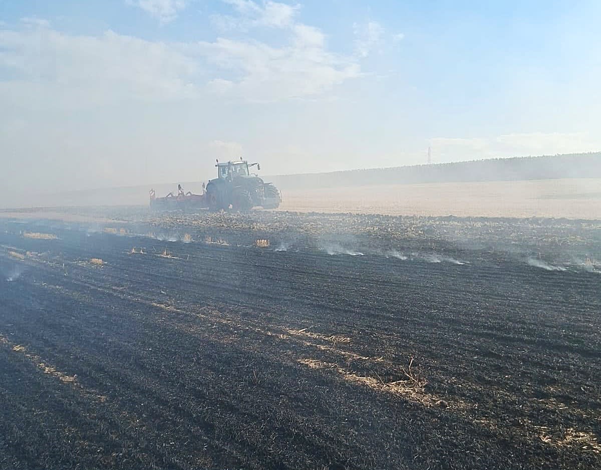 Pompieri din Vaslui stingând un incendiu de miriște la Perieni