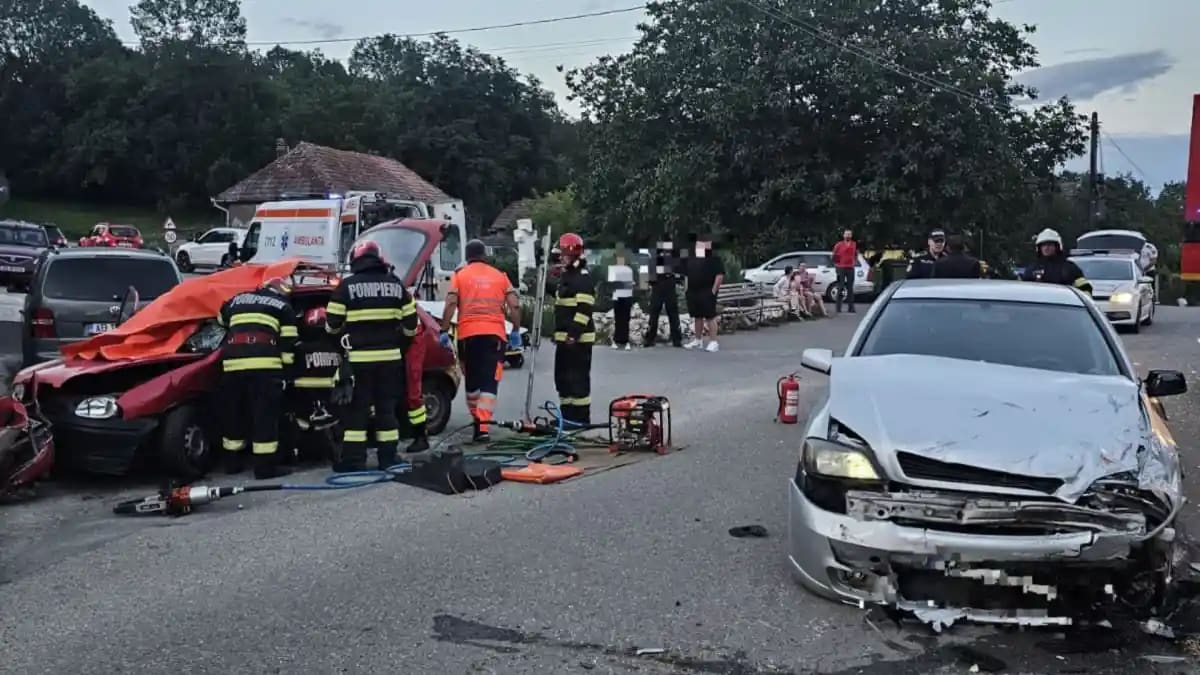 Echipaj de pompieri extrăgând o persoană din autoturismul avariat în accidentul de la Stremț