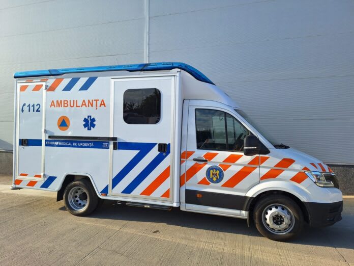 Ambulanță de tip C modernă în acțiune, tehnologie avansată, intervenție medicală urgentă Ambulanță de tip C modernă în acțiune, tehnologie avansată, intervenție medicală urgentă