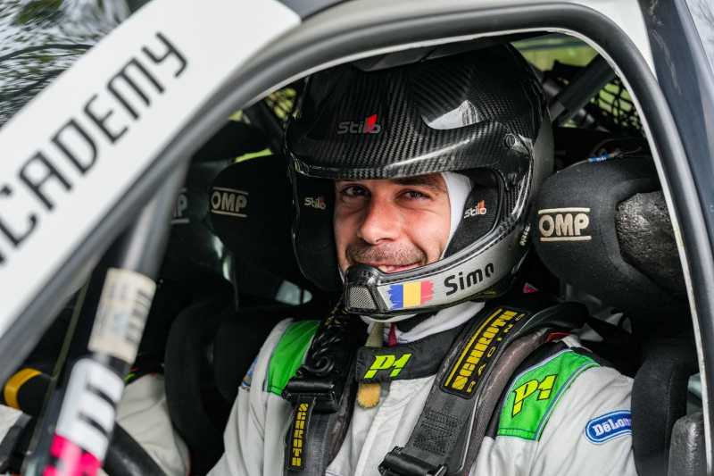 Simone Tempestini în mașină de curse pe traseu