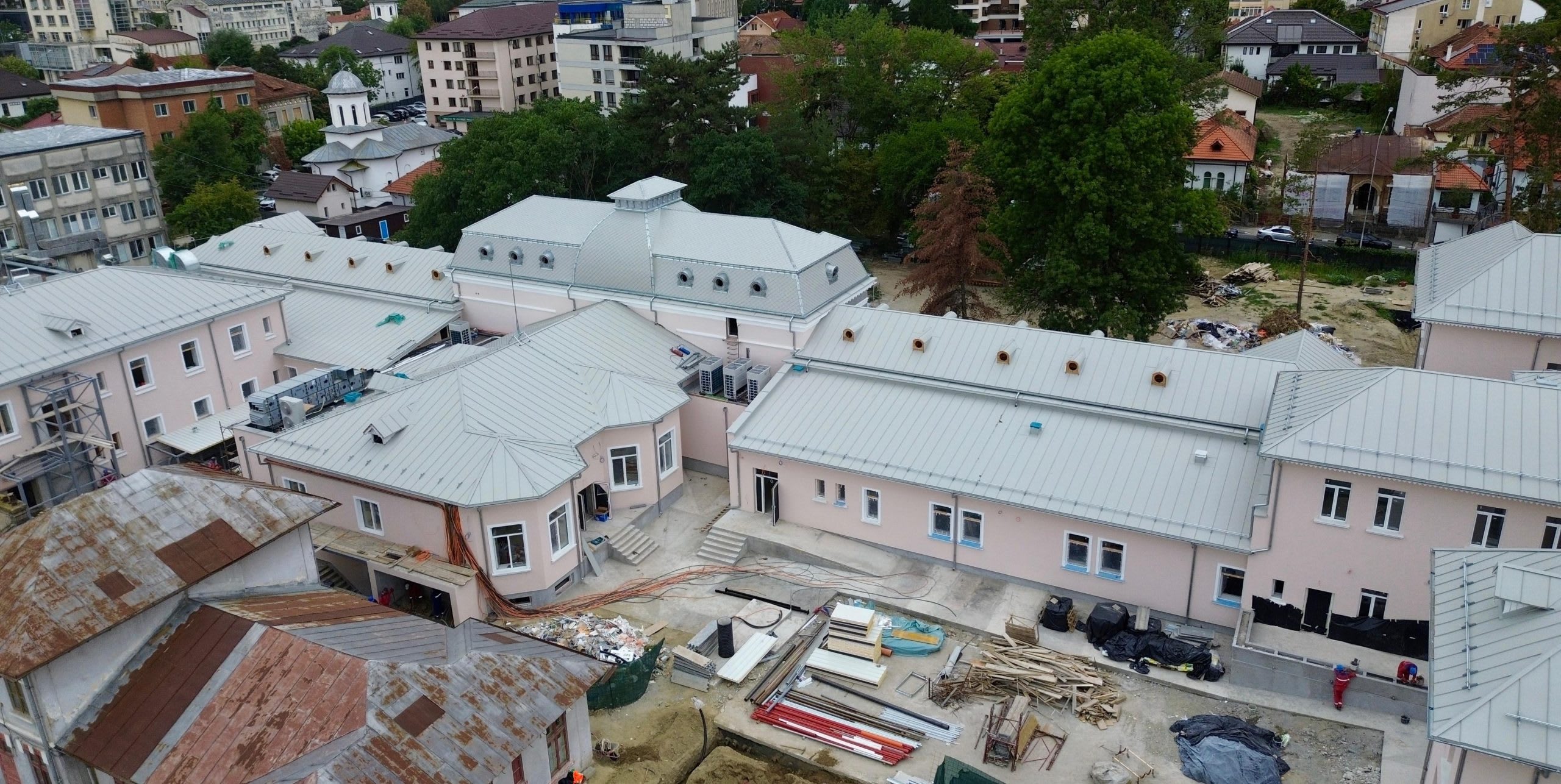 Clădire modernă de centru de sănătate mintală în Vâlcea