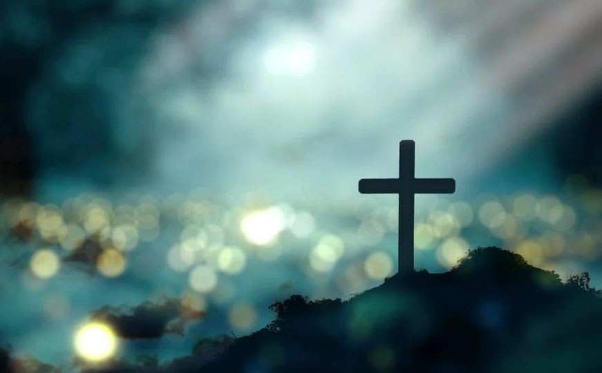 Cruză ortodoxă în lumina dimineții