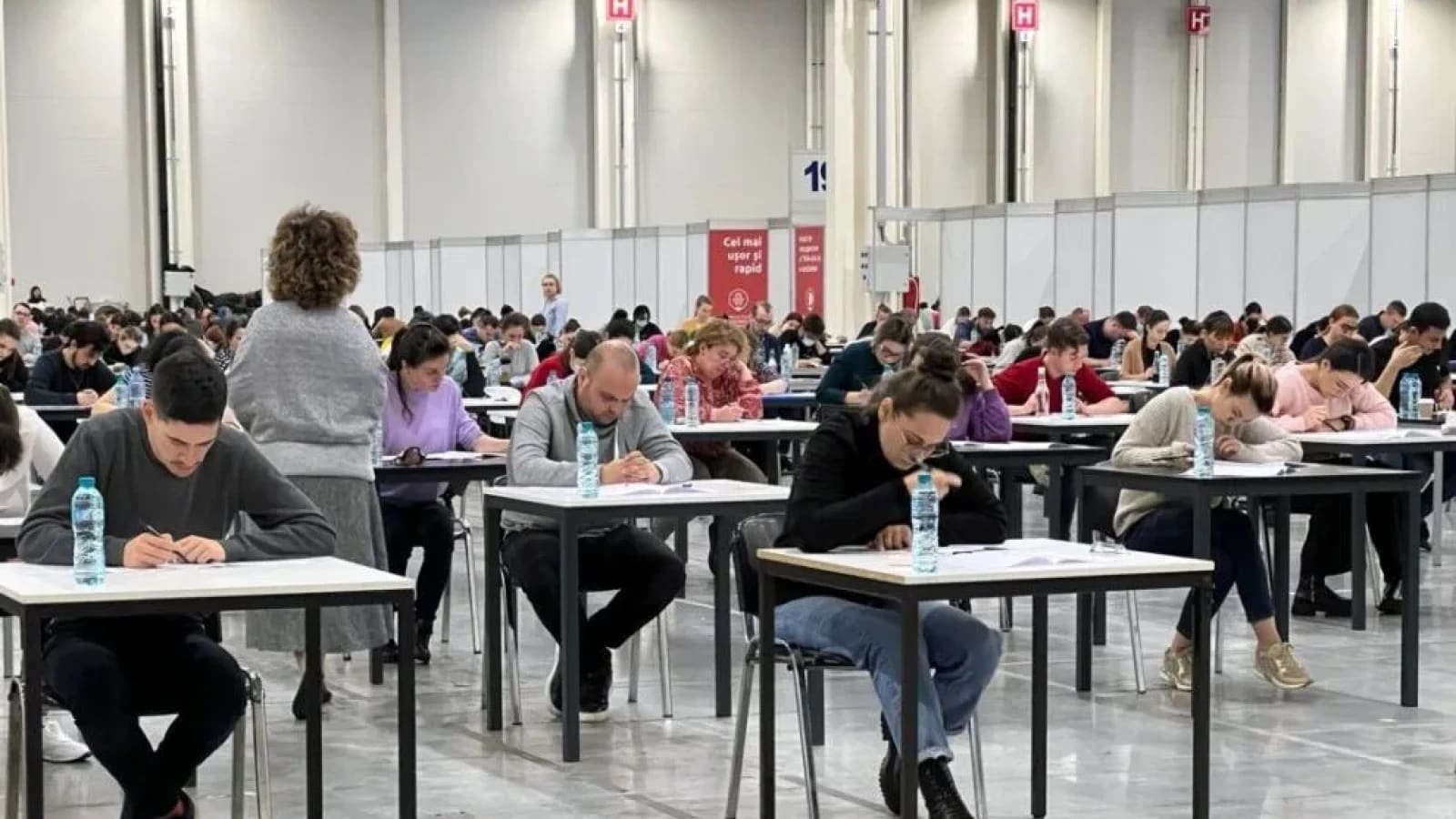 Candidați susținând examenul de admitere la UMF București