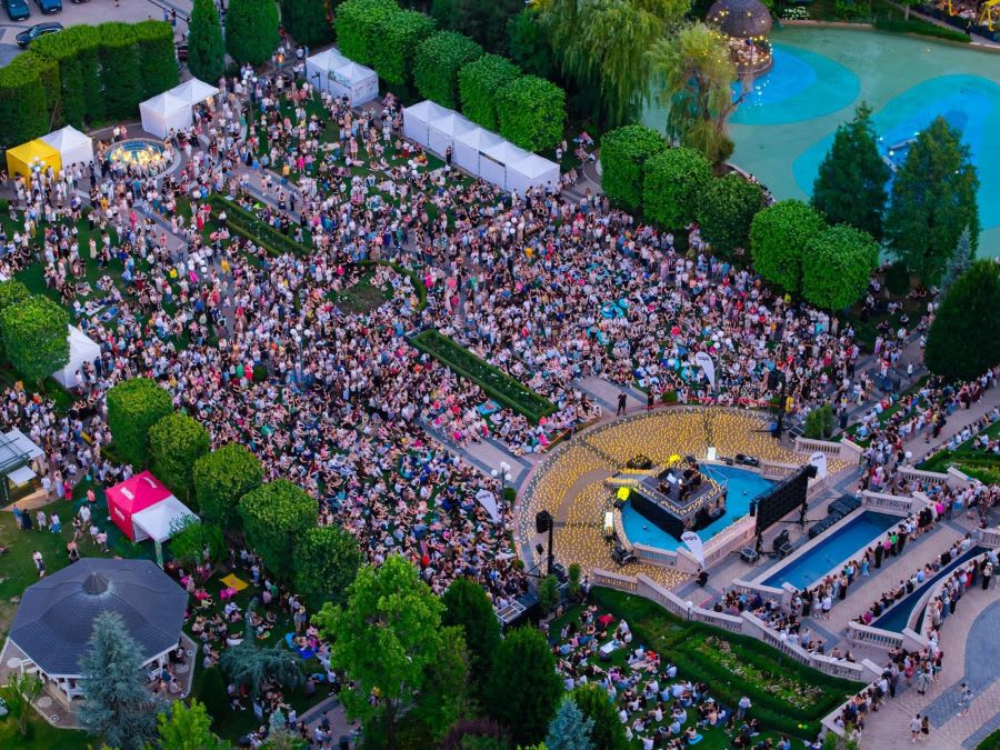 Spațiu verde modern cu scene pentru evenimente în Constanța