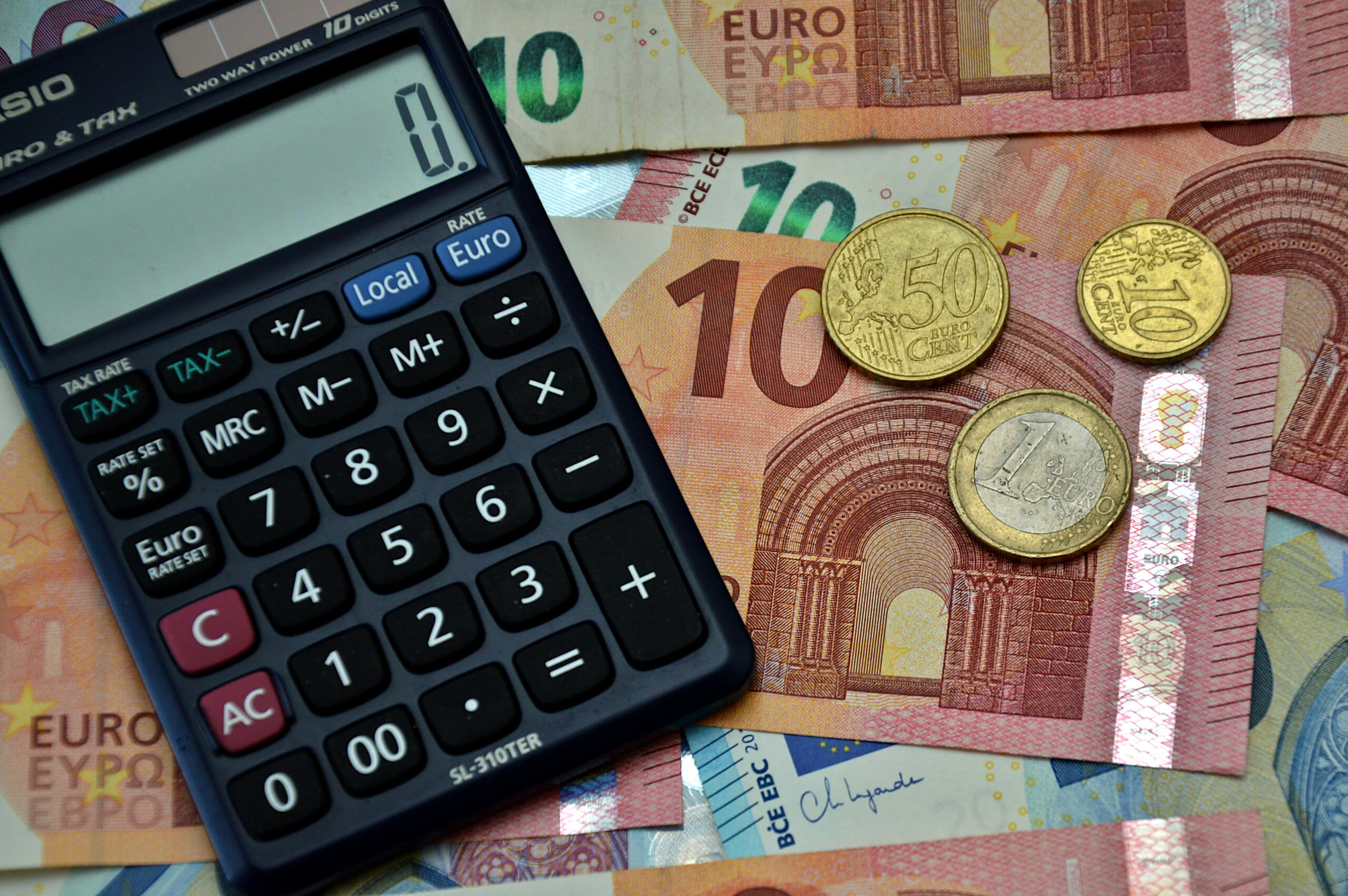 Persoană în vârstă cu scanare cerebrală, simbolizând cercetarea asupra creierului